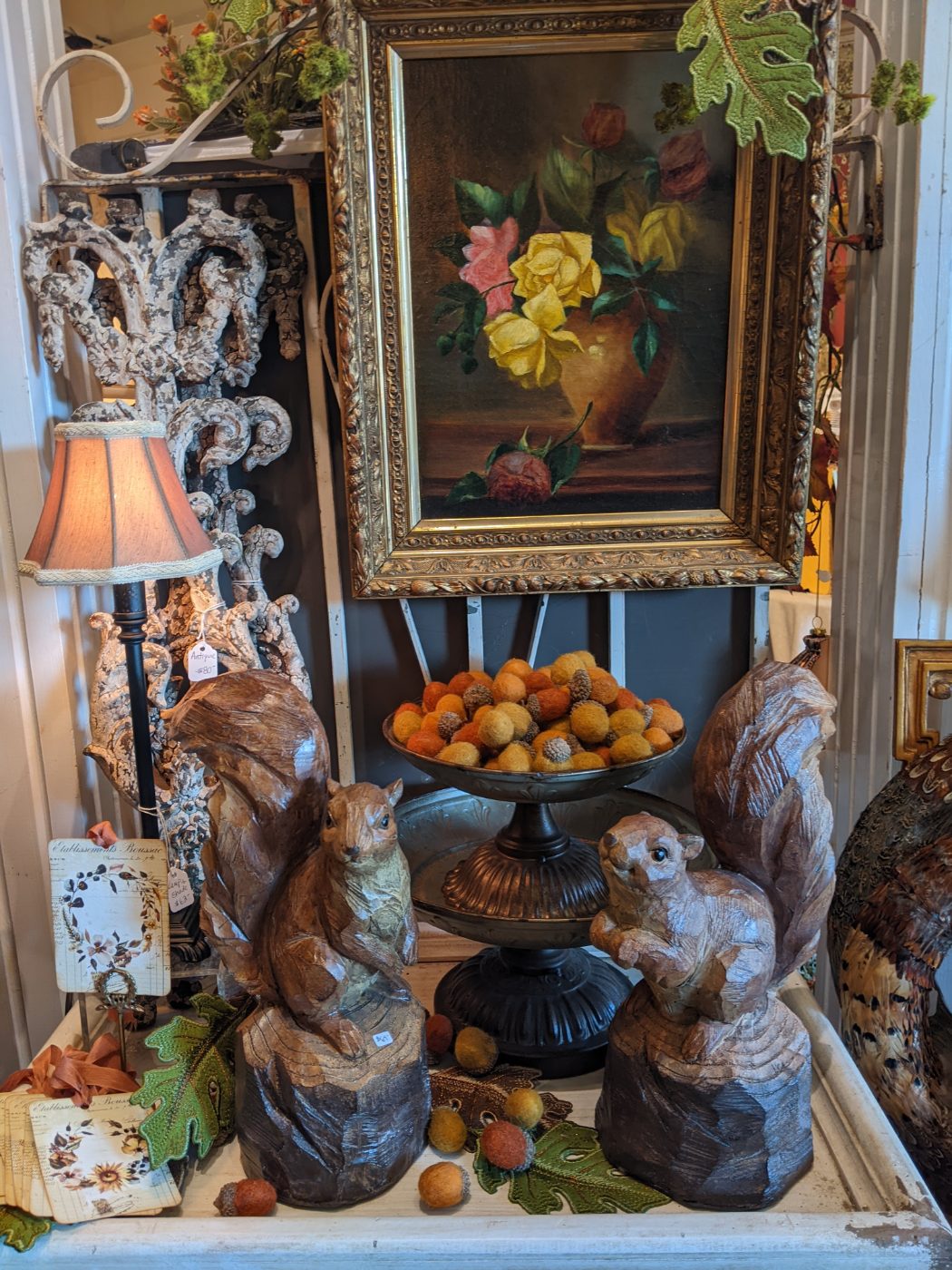 Fall décor with velvet pumpkins, autumn leaves and a hand-painted floral tray